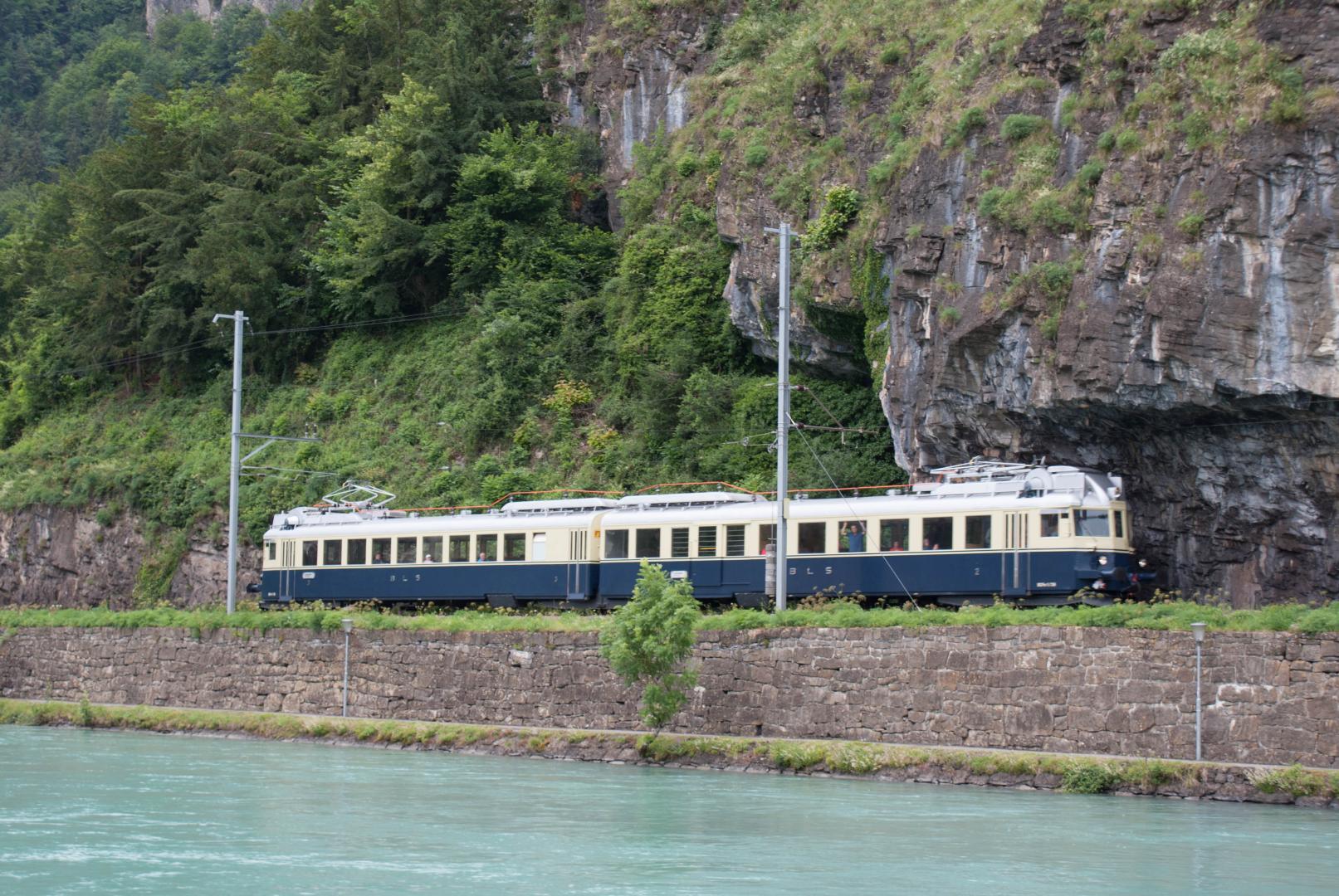 BLS BCFe 4/6 Blauer Pfeil bei Interlaken Ost
